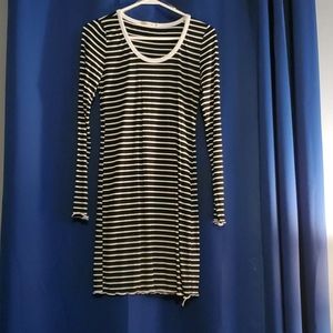 Long sleeve dress no stains smoke free home